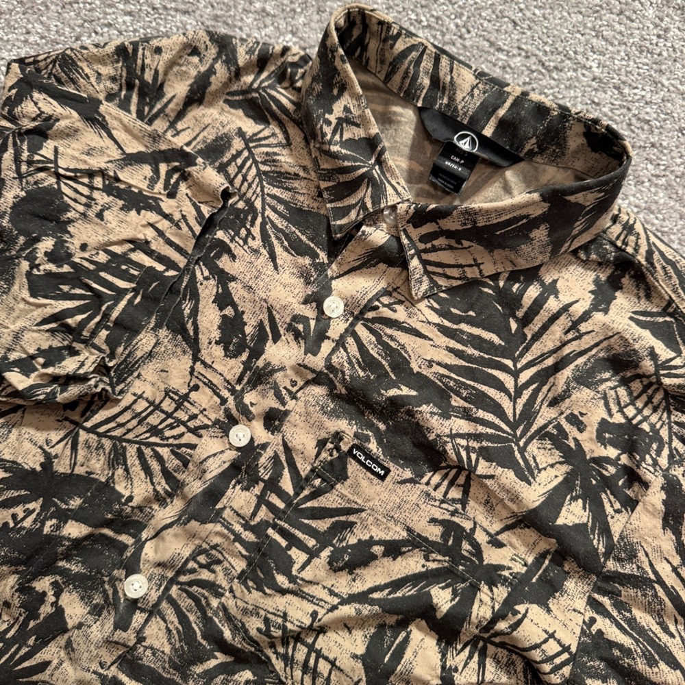Volcom Shirt Mens S Tan Black Palm Tree Cotton Tropical Surf Skate Button Up